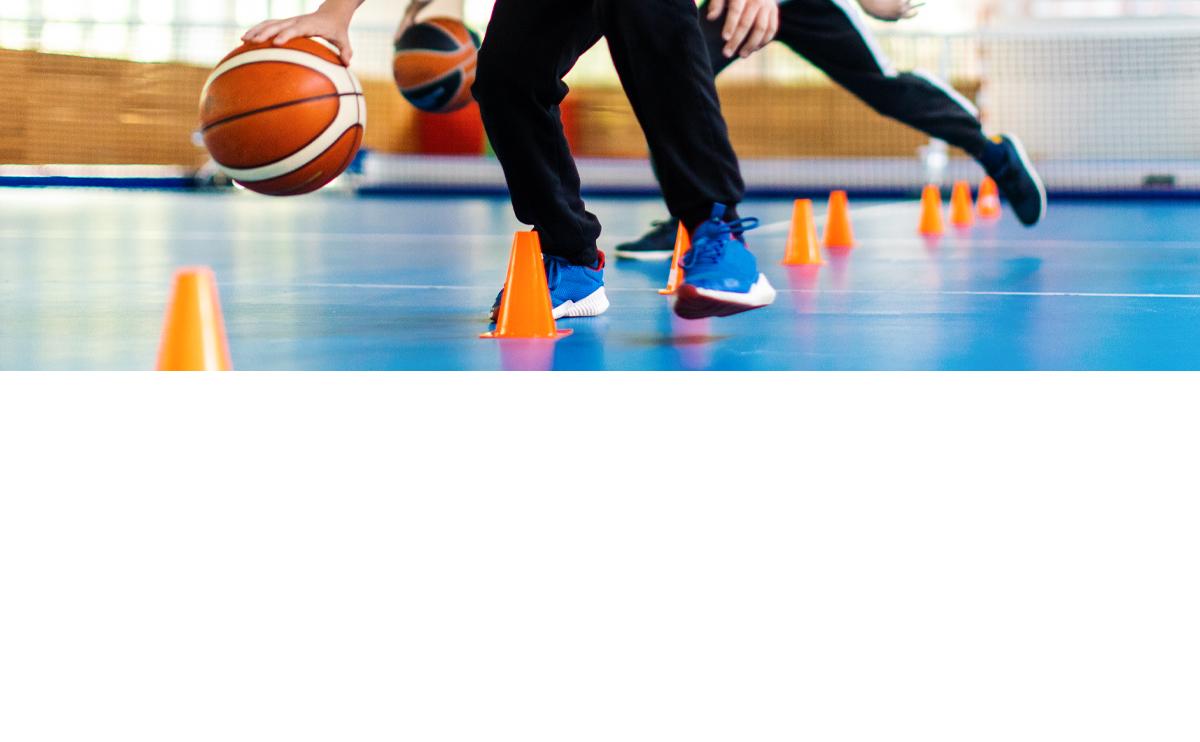 Basketballende kinderen of jongeren
