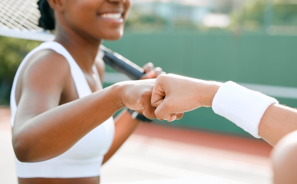 Twee tennissers die elkaar een boks geven