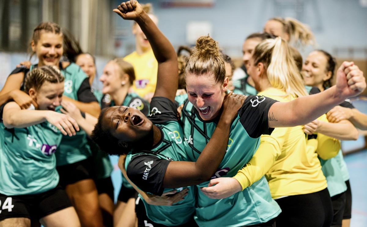 Juichende sporters bij teamsport
