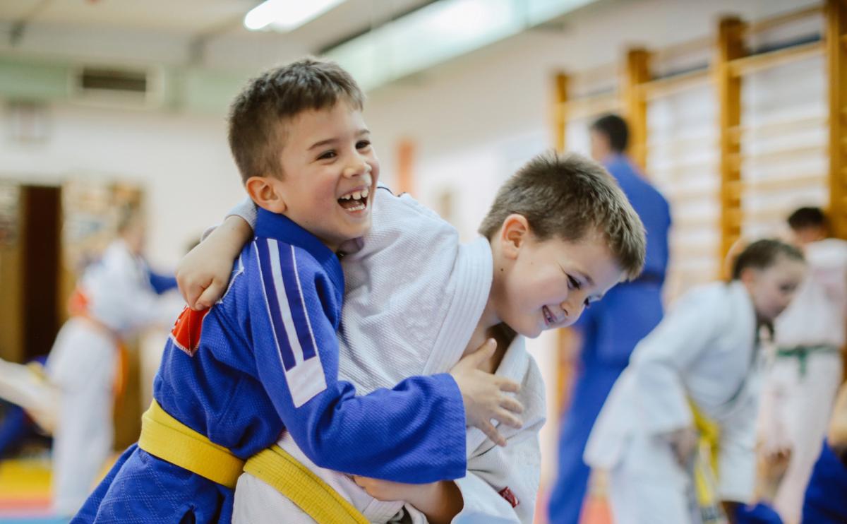 Jonge jongens die judo doen
