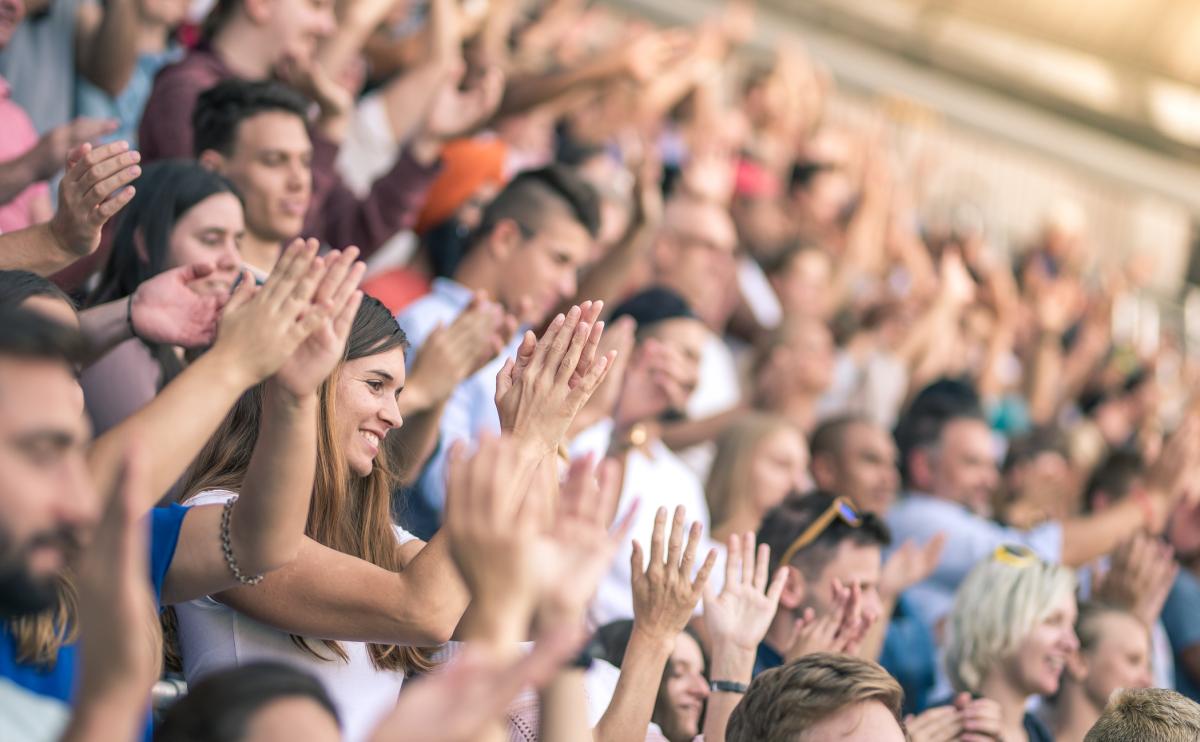 Klappend en lachend publiek bij sportwedstrijd