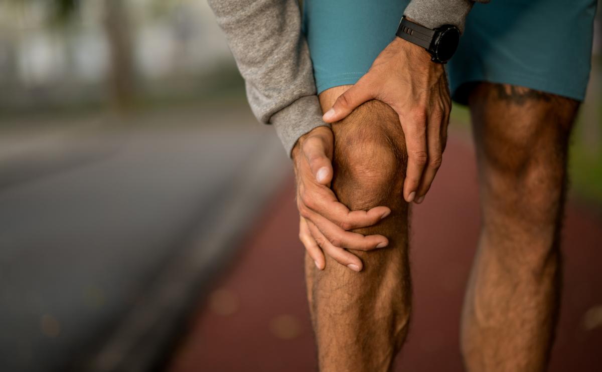 Sporter met zere knie