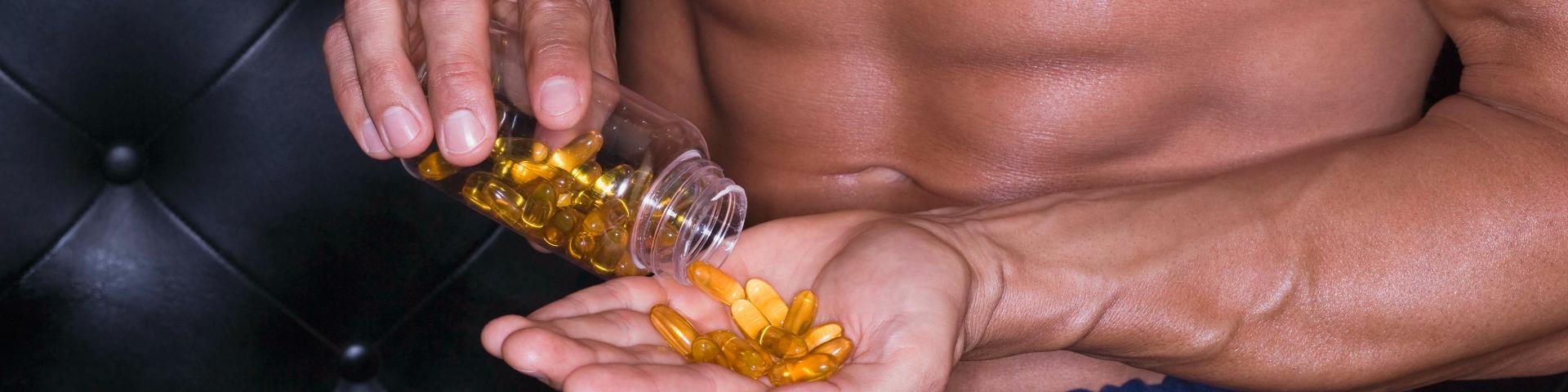 Bodybuilder met potje pillen