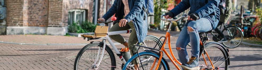 Twee mannelijke fietsers in de stad