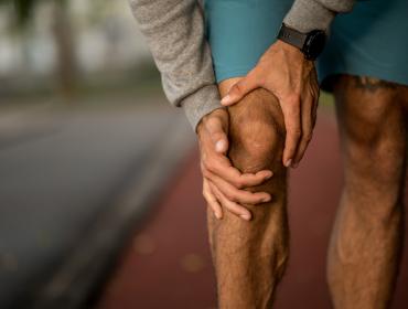 Sporter met zere knie