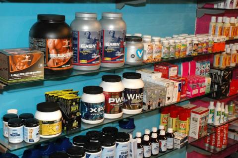 Schap met sportvoedingssupplementen