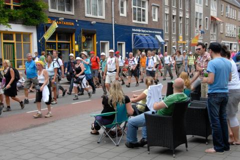 Nijmeegse 4 daagse deelnemers en toeschouwers Thumbnail